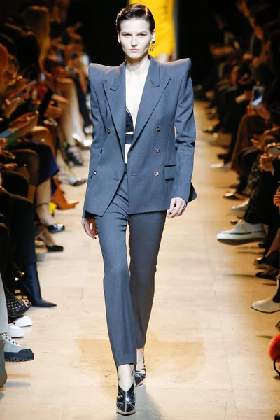 Look 18